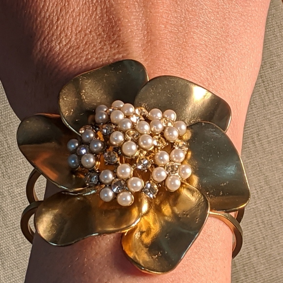 Flower bracelet w/pearls and rhinestones - Picture 3 of 4